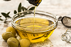 Olive oil, green leafy vegetables and berries are all parts of the MIND diet believed to have antioxidant properties. 